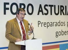 Álvarez Cascos suscribe su adhesión al Foro Asturias