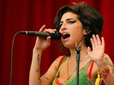 Amy Winehouse dona ropa valorada en 23.000 euros