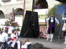 Benabarre festeja con bailes de 'totxes'  y 'palitrocs' a su patrón San Medardo