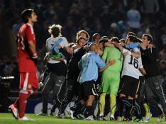 Los uruguayos celebran la victoria ante la local Argentina