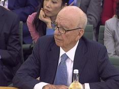 Murdoch se confiesa avergonzado y pide perdón en el Parlamento