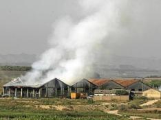 Un incendio destruye dos naves con dos millones de kilos de alfalfa en Lalueza