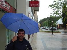 En la imagen Luis Orellana, usuario de la oficina del Inaem de Huesca en la calle de San Jorge.
