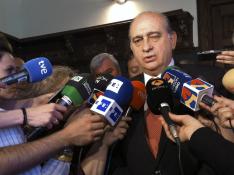 Jorge Fernández Díaz atiende a los medios en Calatayud