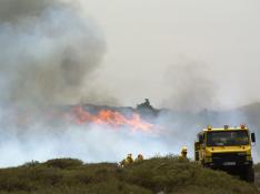 Dos helicópteros dejan La Palma y van a La Gomera al complicarse el incendio