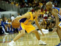 Nash jugó su primer partido con los Lakers