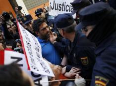 La Policía impide una protesta antidesahucios ante la casa de Posada, presidente del Congreso