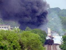 Varios edificios se derrumban tras descarrilar un tren de mercancías en EE. UU.