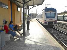 Un tren L&eacute;rida Zaragoza, en la estaci&oacute;n de monz&oacute;n