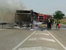 Un autobús urbano arde totalmente en Peñaflor sin causar daños personales