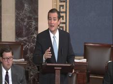 Un senador republicano pasa 22 horas hablando para retrasar la reforma sanitaria