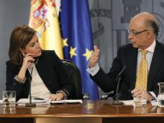 La vicepresidenta del Gobierno, Soraya Sáenz de Santamaría, escucha al ministro de Hacienda, Cristóbal Montoro