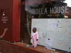 Miles de sudafricanos vuelven congregarse por la noche en Johanesburgo y Soweto para honrar a Mandela
