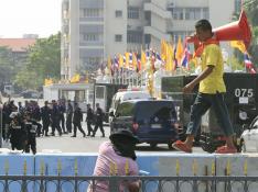 El Gobierno tailandés ofrece celebrar elecciones para acabar con protestas