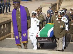 El ataúd está cubierto con una bandera sudafricana