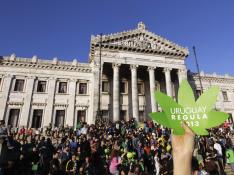 Uruguay, primer país del mundo que legaliza la producción y distribución de marihuana