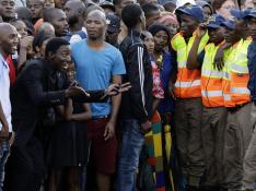 Decenas de sudafricanos se saltan el cerco policial para despedirse de Mandela