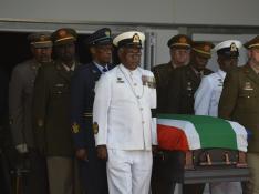 Nelson Mandela recibe sepultura en Qunu