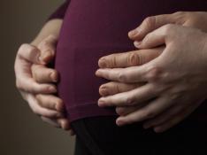 Polémica en Reino Unido sobre la reproducción asistida con ADN de tres personas distintas