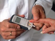 Un aparato mide la glucosa en sangre
