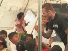 Beckham visita a los niños filipinos afectados por el tifón Haiyan