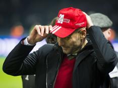 Pep Guardiola con la gorra de conmemoración por el título liguero del Bayern de Múnich