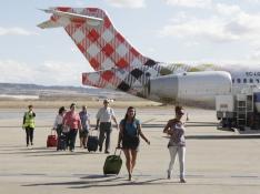 Los pasajeros de un vuelo de Volotea descienden del avión en Zaragoza