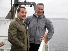 Dmitri Medvédev, primer ministro de Trabajo ruso posando junto al primer ministro noruego Jens Stontelberg y