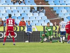 Momento fatídico del gol de Bernardo para el Sporting, donde el balón se le escapa entre las piernas a Whalley