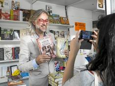 Víctor Amela firmó ayer ejemplares de sus novelas en la caseta de la librería Central