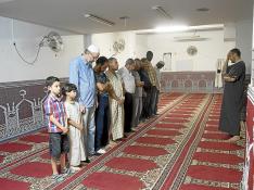 Un grupo de musulmanes, rezando anteayer en la mezquita de Gil Morlanes (barrio San José)