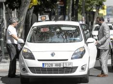 Nayim y Kadir Sheikh toman un taxi el pasado sábado en Zaragoza
