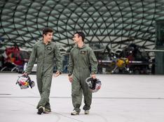 Márquez y Pedrosa se divierten pilotando aviones de combate