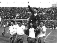 Luis Belló, en su etapa como entrenador, sale a hombros de La Romareda.