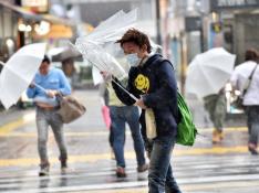 Instan a evacuar a más de 2 millones de personas en Japón por el tifón Phanfone