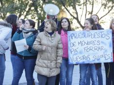 Los educadores de protección de menores llevan su protesta a las Cortes de Aragón