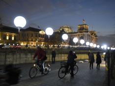 Cerca de 7.000 globos iluminan el recorrido del muro que dividió Berlín durante 28 años