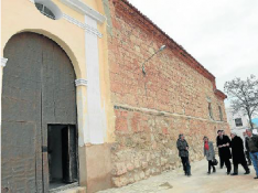 Alfambra frena el deterioro de su iglesia restaurando parte de la fachada principal