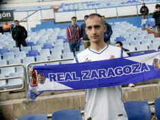 Natxo Insa posa con la bunfanda del Real Zaragoza