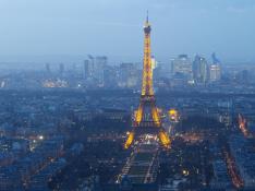 Cinco 'drones' de origen desconocido sobrevuelan París por segunda noche consecutiva