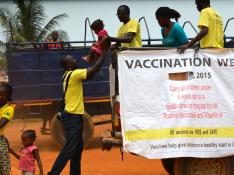 Familias liberianas a su llegada a un centro de vacunación contra el sarampión, en Monrovia, donde encuentran apoyo y refugio contra el ébola.