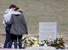 Monolito en recuerdo de las víctimas de la tragedia aérea en Los Alpes