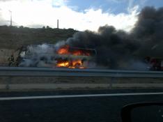 Autobús en llamas en la A23.