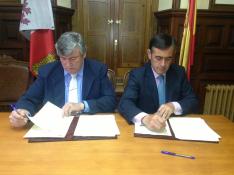 Firma del convenio entre Antonio Pardo y  Paulino Herrero, alcalde de Navaleno