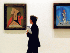 Una visitante del museo, entre obras de Picasso, a la izquierda, y Dalí ('Aparato y mano')