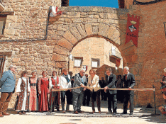 La presidenta, Luisa Fernanda Rudi, con otras autoridades, inaugurando ayer la feria del vino de Cretas.