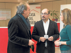 Carlos Pérez Anadón, Javier Lambán y Susana Sumelzo, ayer en la sede delPSOE en Madrid.