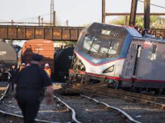 Operarios trabajan en el lugar donde un tren ha descarrilado en Filadelfia.
