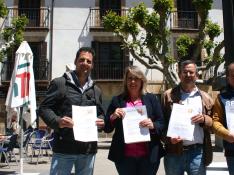 Los integrantes de Ciudadanos (C'S) para el Ayuntamiento de Soria, encabezados por Jesús de Lózar (2d), y el número uno a las Cortes, Jesús Ciria (i), han firmado &quot;un compromiso extra de transparencia&quot;