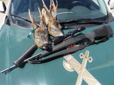 Cabezas de corzo, rifle de caza y silenciador interceptados en una operación de furtivismo